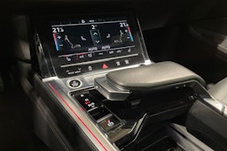 harmaa Audi e-tron 2021 kuva 26.