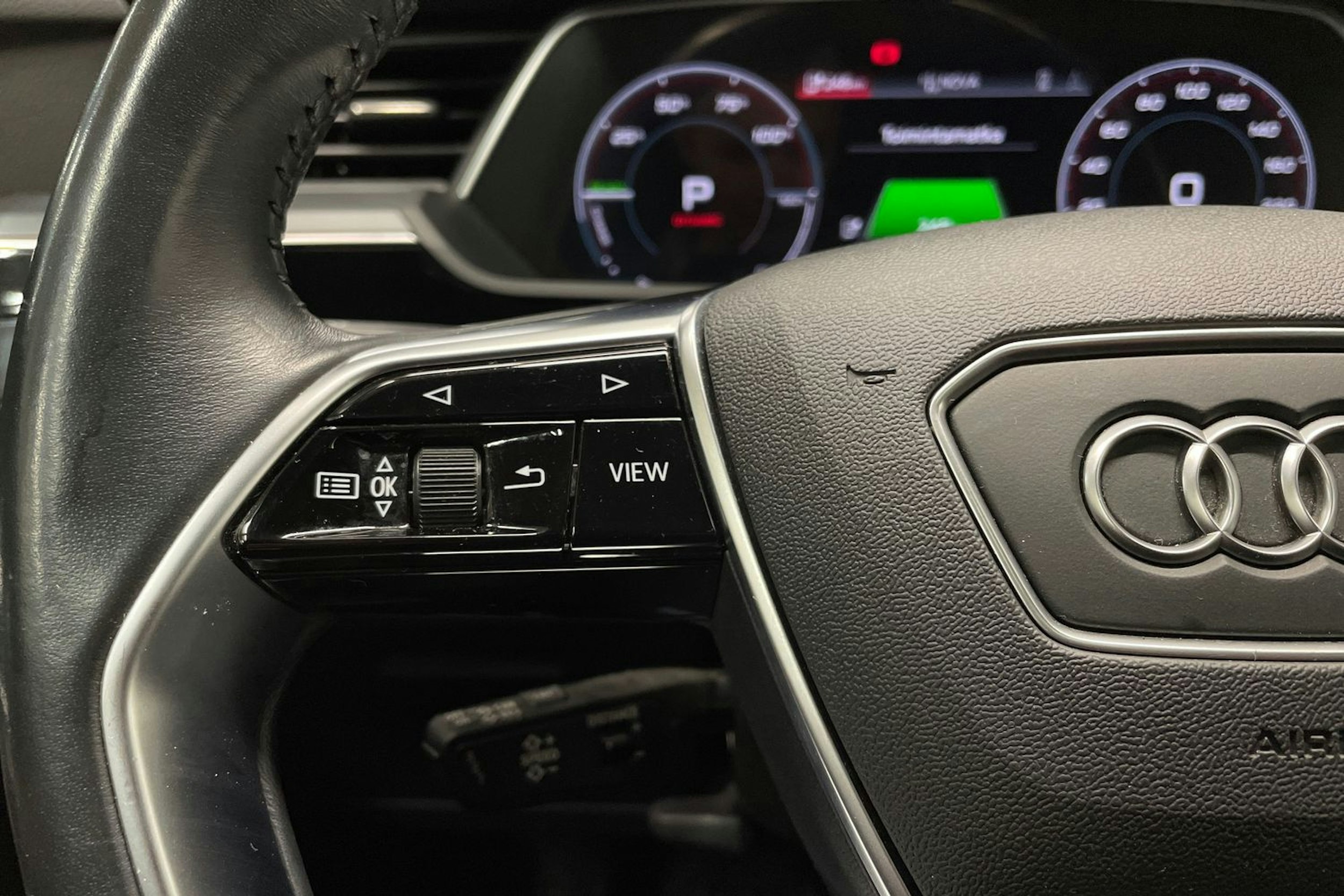 harmaa Audi e-tron 2021 kuva 28.