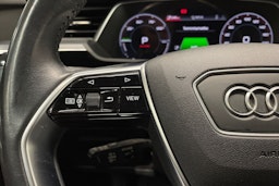 harmaa Audi e-tron 2021 kuva 28.
