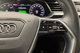 harmaa Audi e-tron 2021 kuva 29.