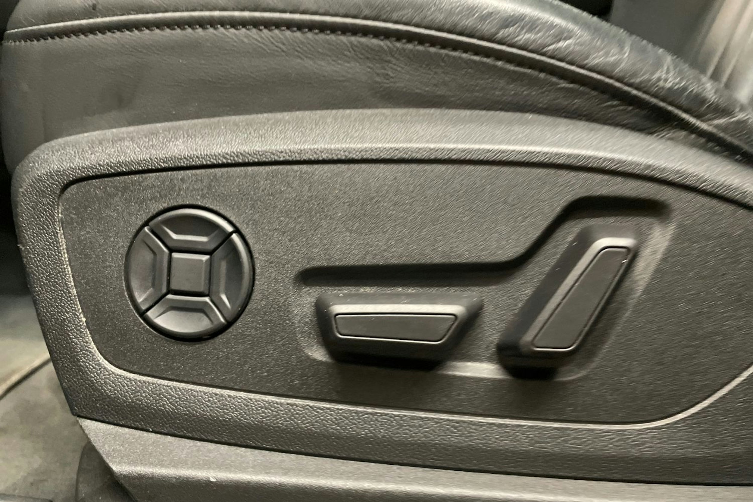 harmaa Audi e-tron 2021 kuva 30.