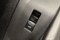 harmaa Audi e-tron 2021 kuva 32.