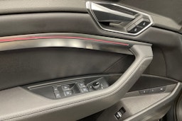 harmaa Audi e-tron 2021 kuva 33.