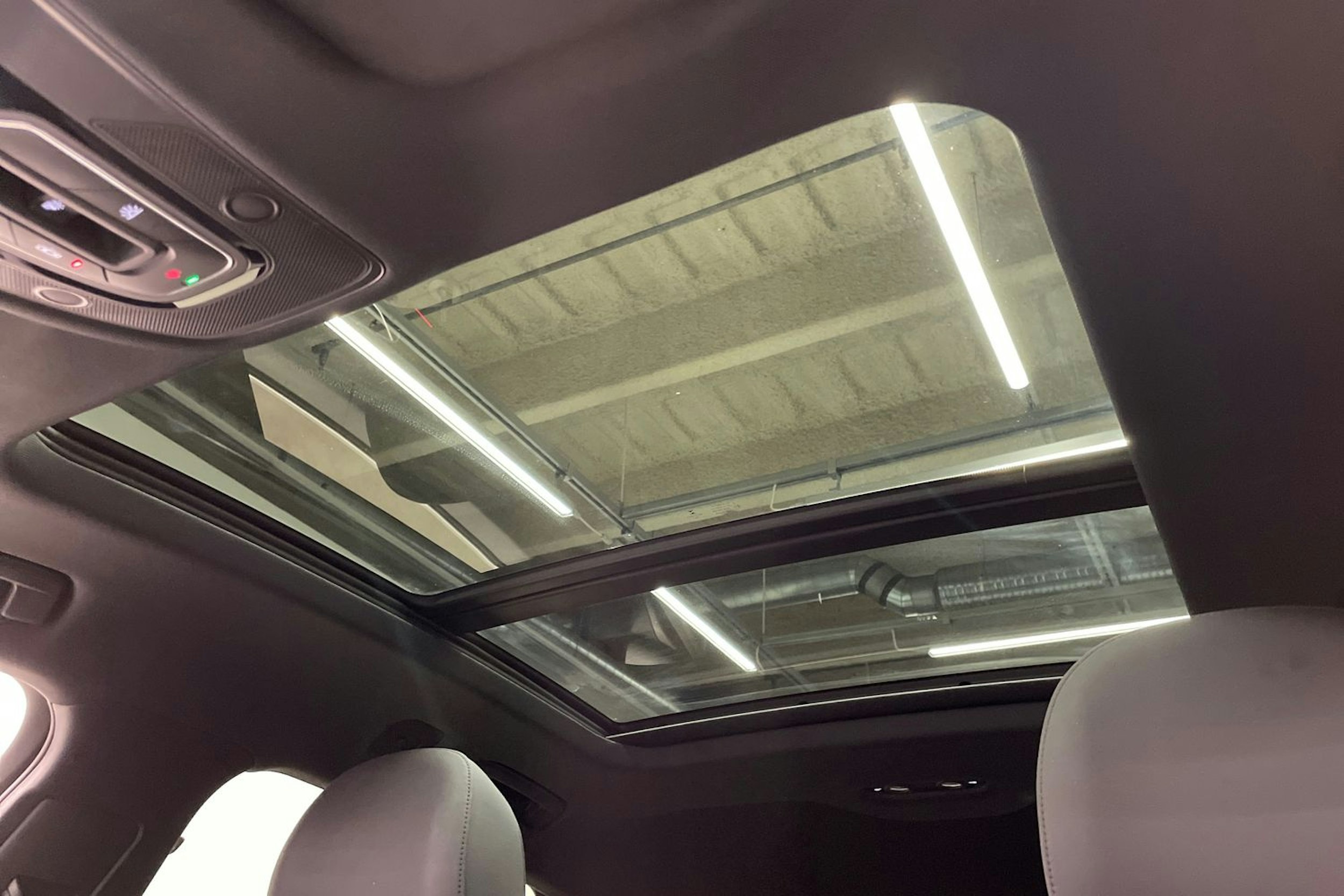 harmaa Audi e-tron 2021 kuva 34.