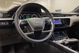 harmaa Audi e-tron 2021 kuva 35.