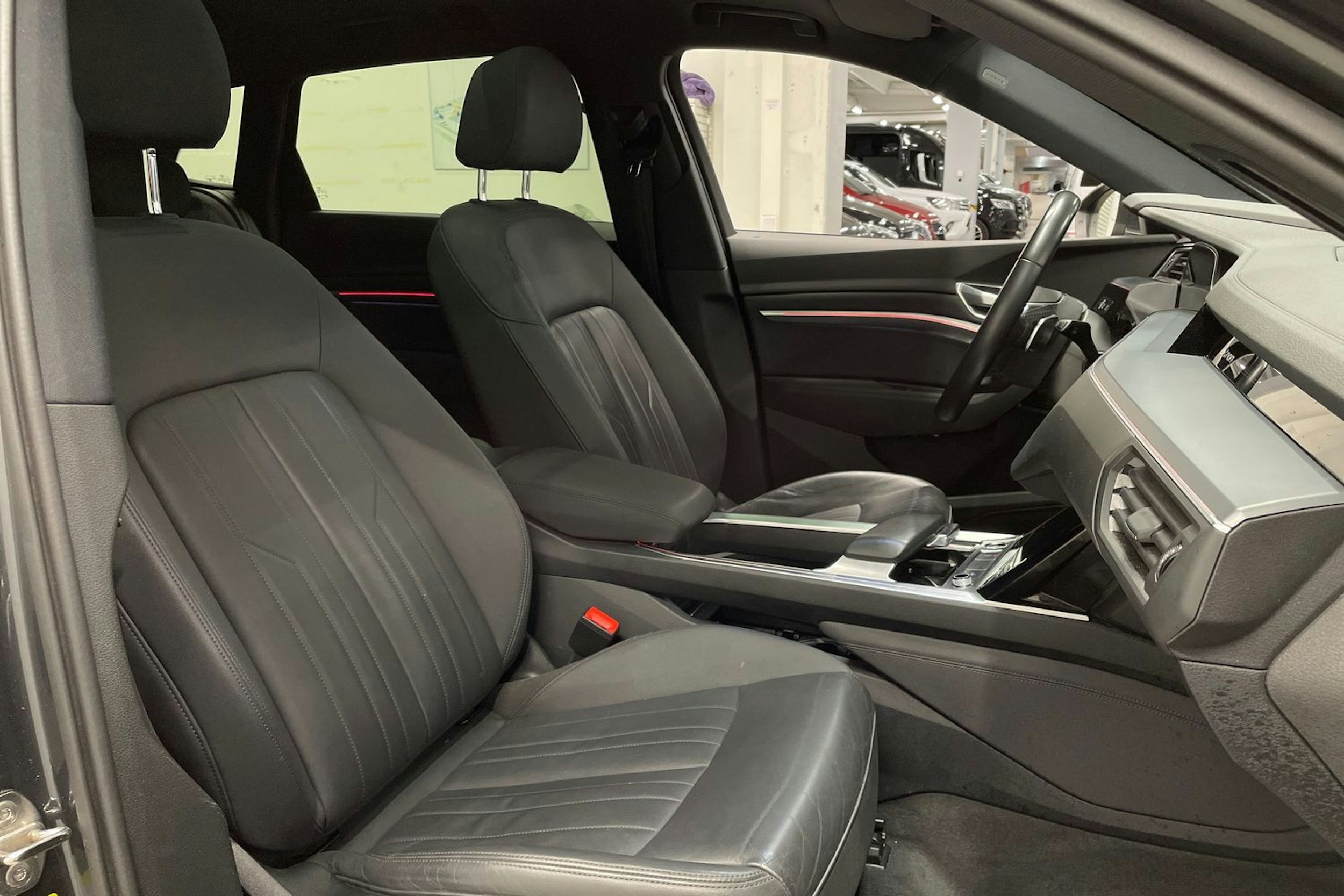 harmaa Audi e-tron 2021 kuva 36.