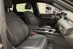 harmaa Audi e-tron 2021 kuva 36.