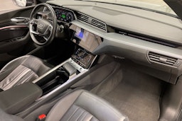 harmaa Audi e-tron 2021 kuva 37.