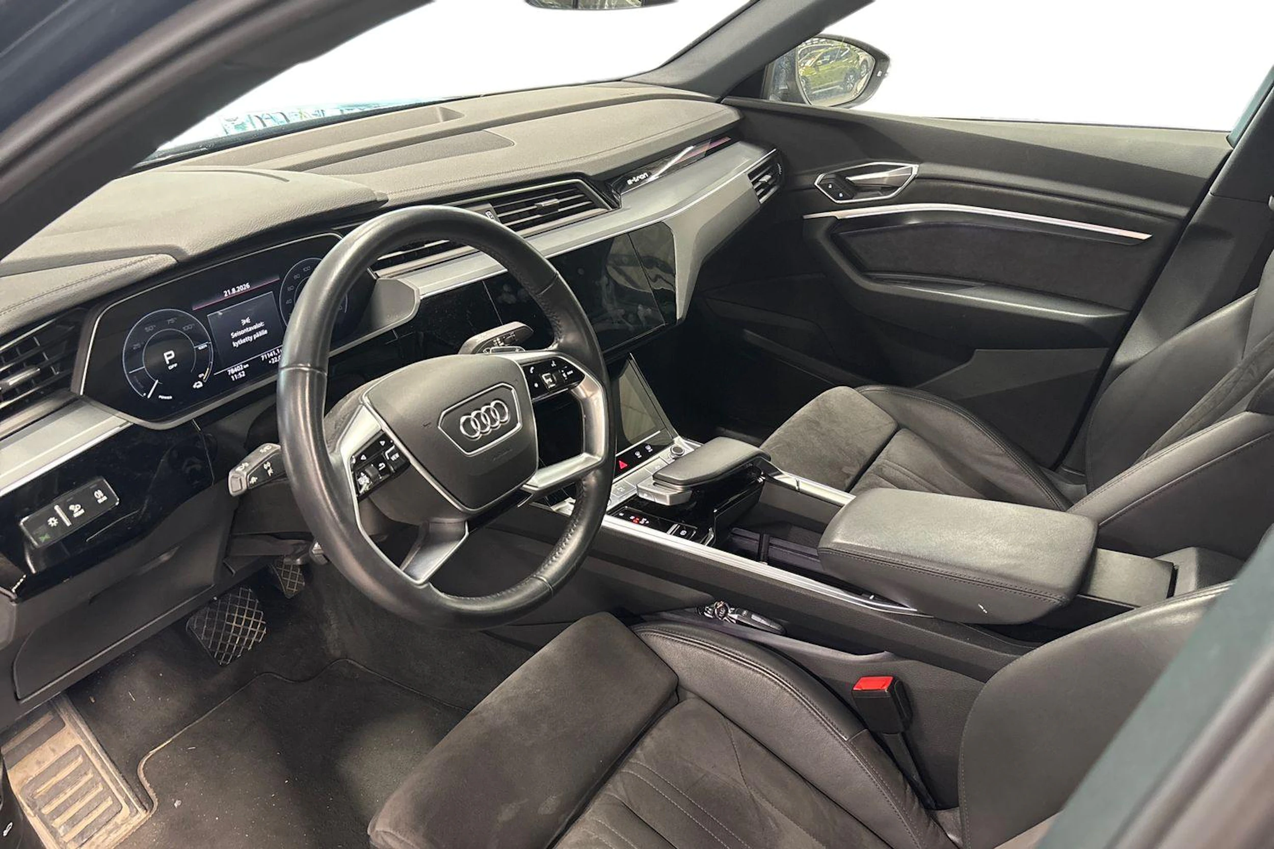 sininen Audi e-tron 2021 kuva 3.