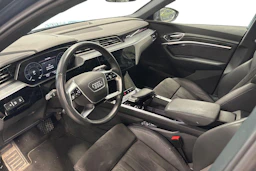 sininen Audi e-tron 2021 kuva 3.