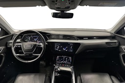 sininen Audi e-tron 2021 kuva 7.
