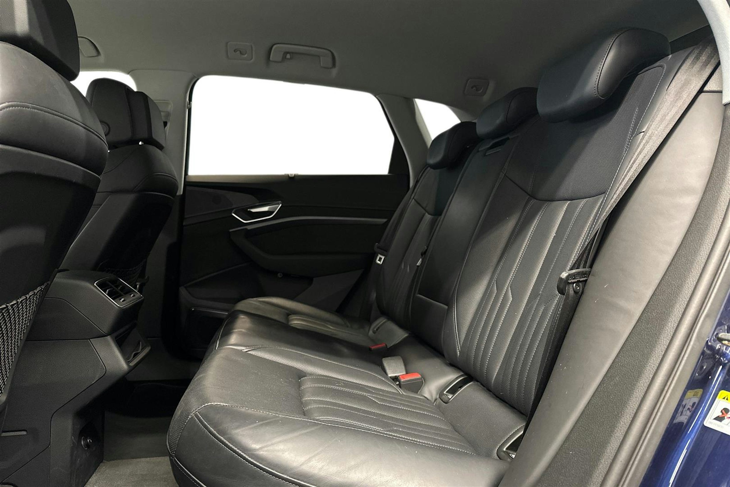 sininen Audi e-tron 2021 kuva 8.