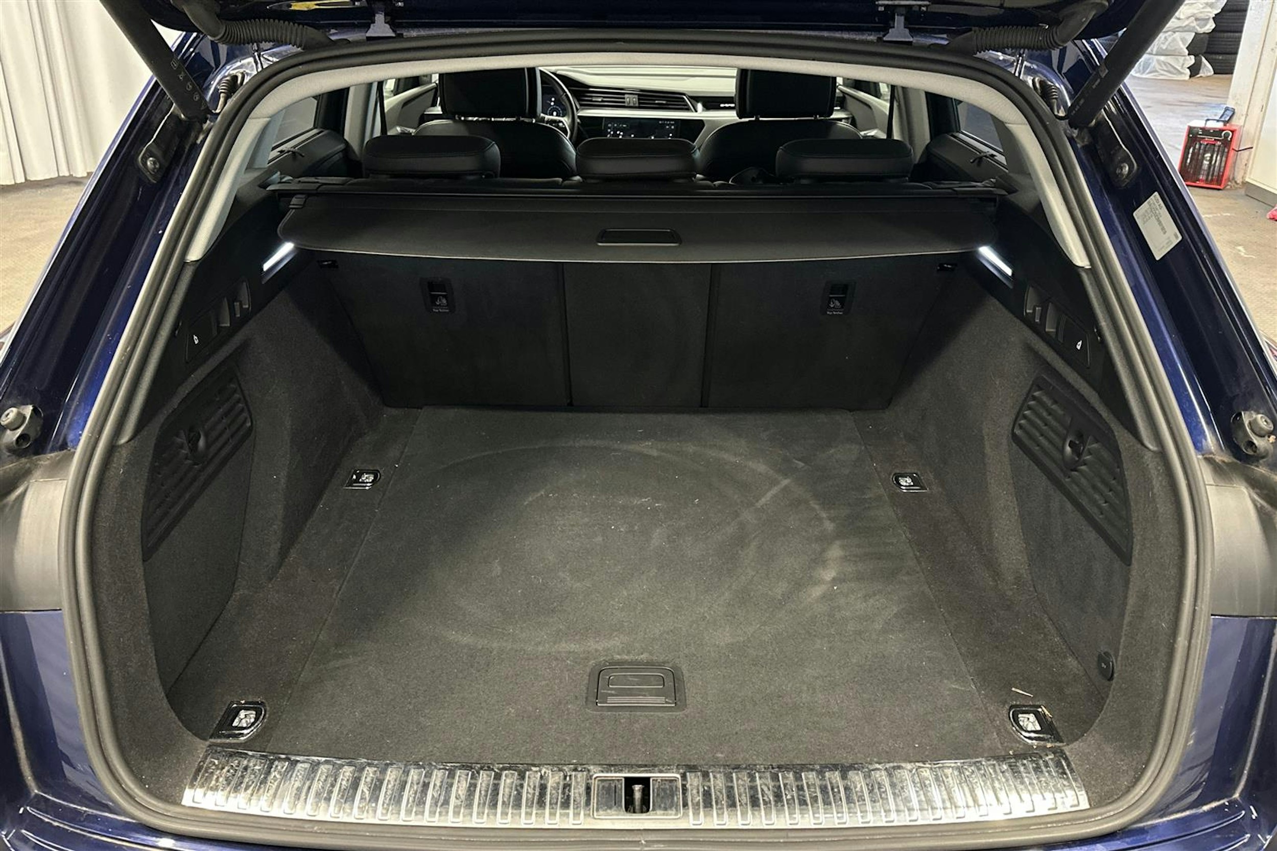 sininen Audi e-tron 2021 kuva 11.