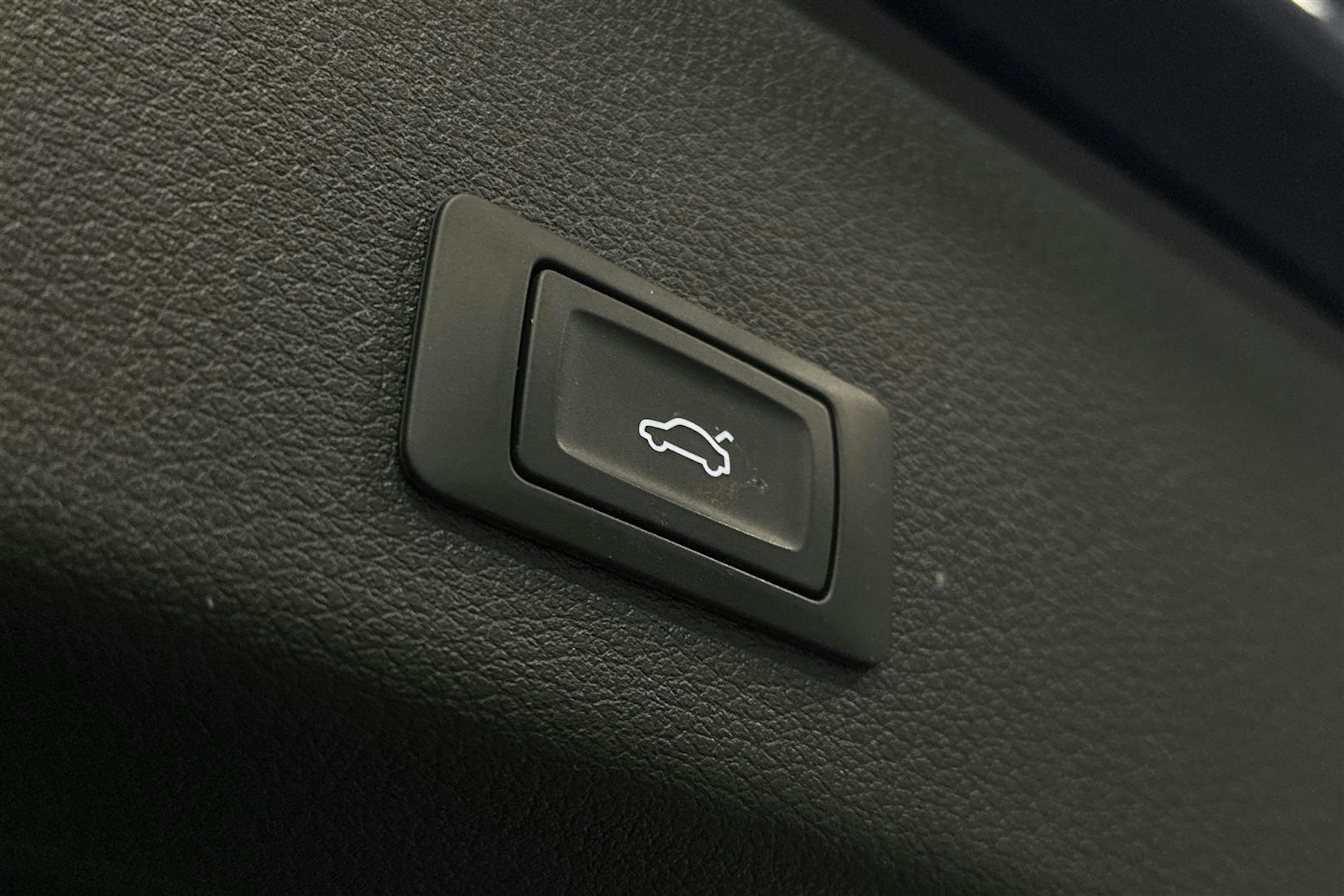 sininen Audi e-tron 2021 kuva 12.