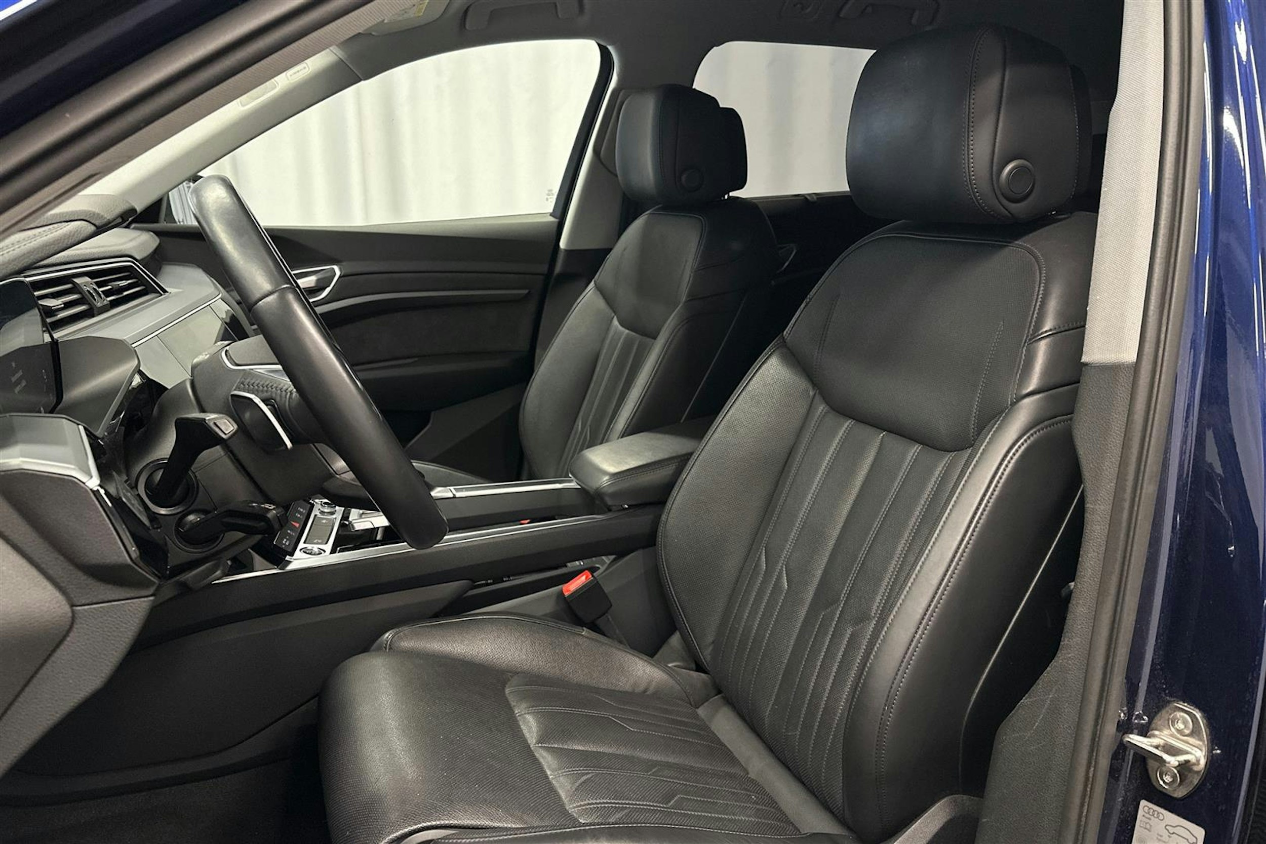 sininen Audi e-tron 2021 kuva 13.