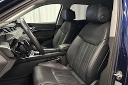 sininen Audi e-tron 2021 kuva 13.