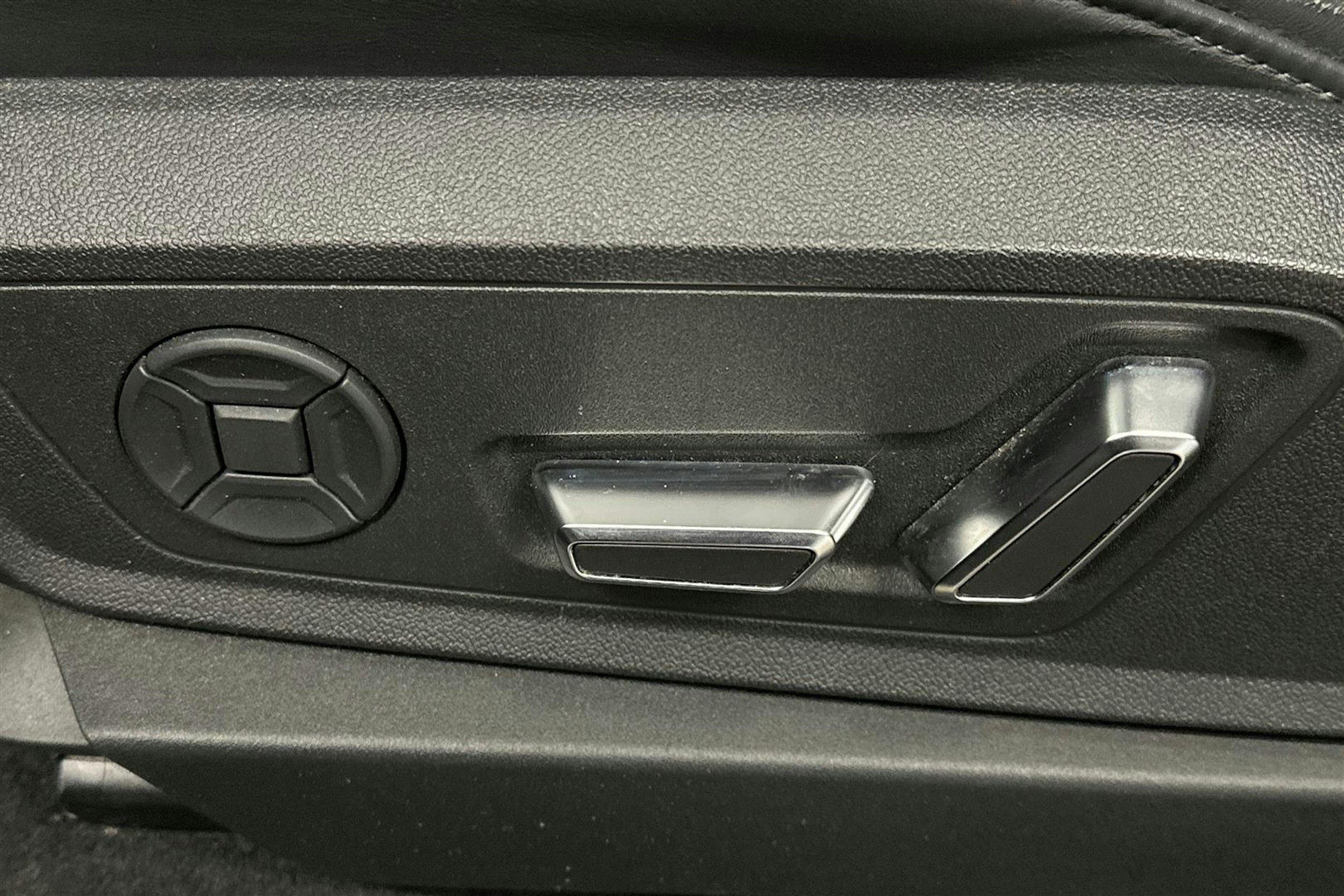 sininen Audi e-tron 2021 kuva 14.