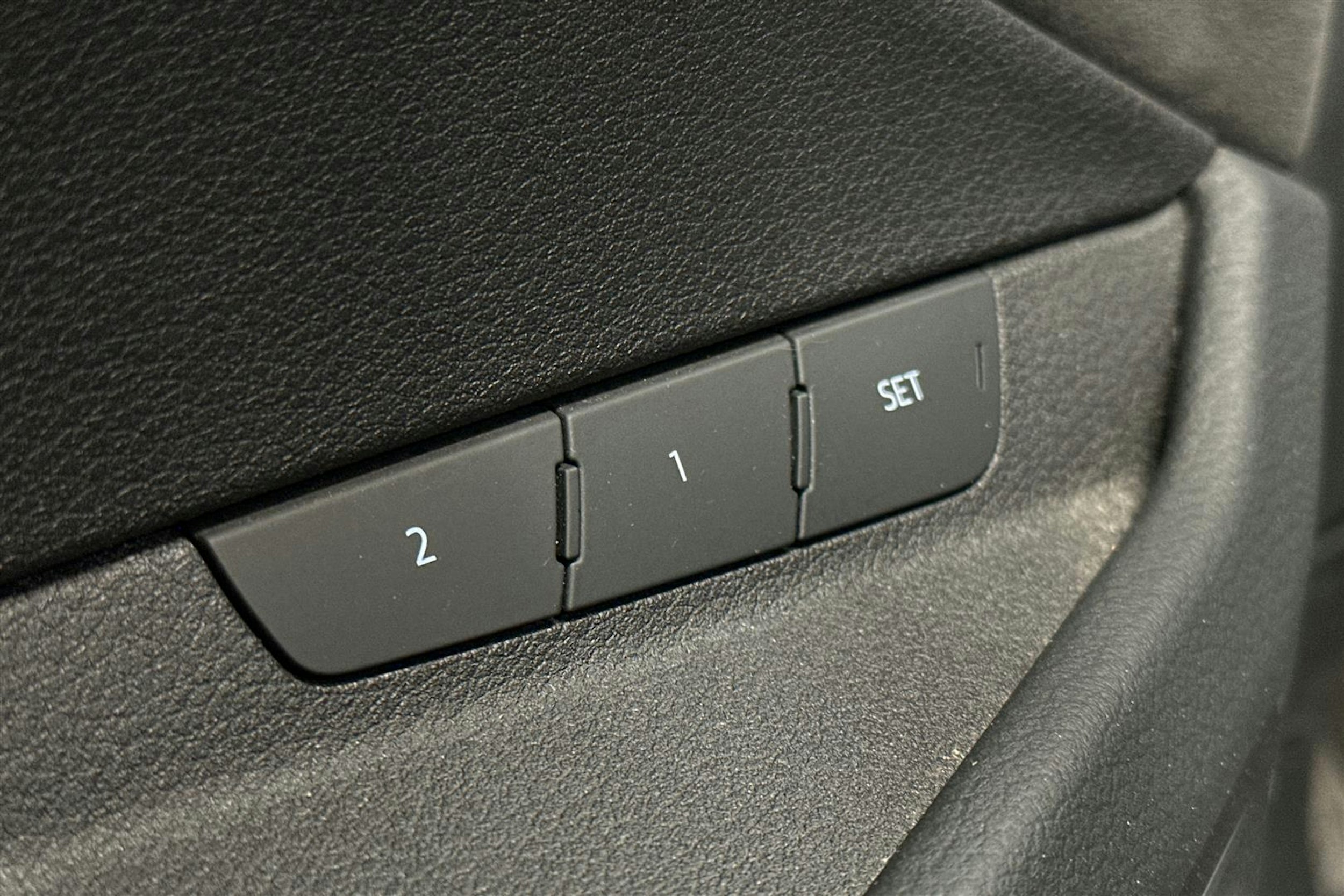 sininen Audi e-tron 2021 kuva 15.