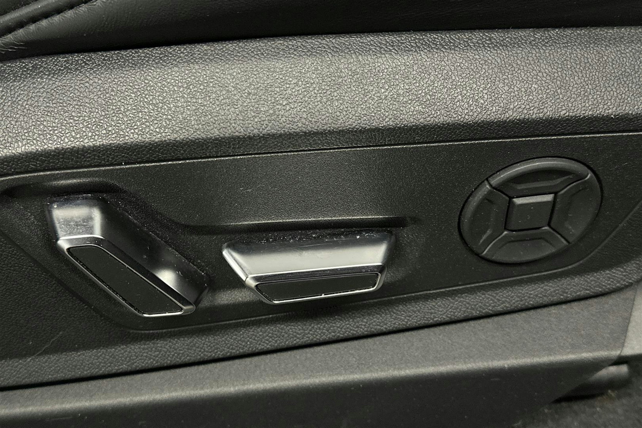 sininen Audi e-tron 2021 kuva 16.