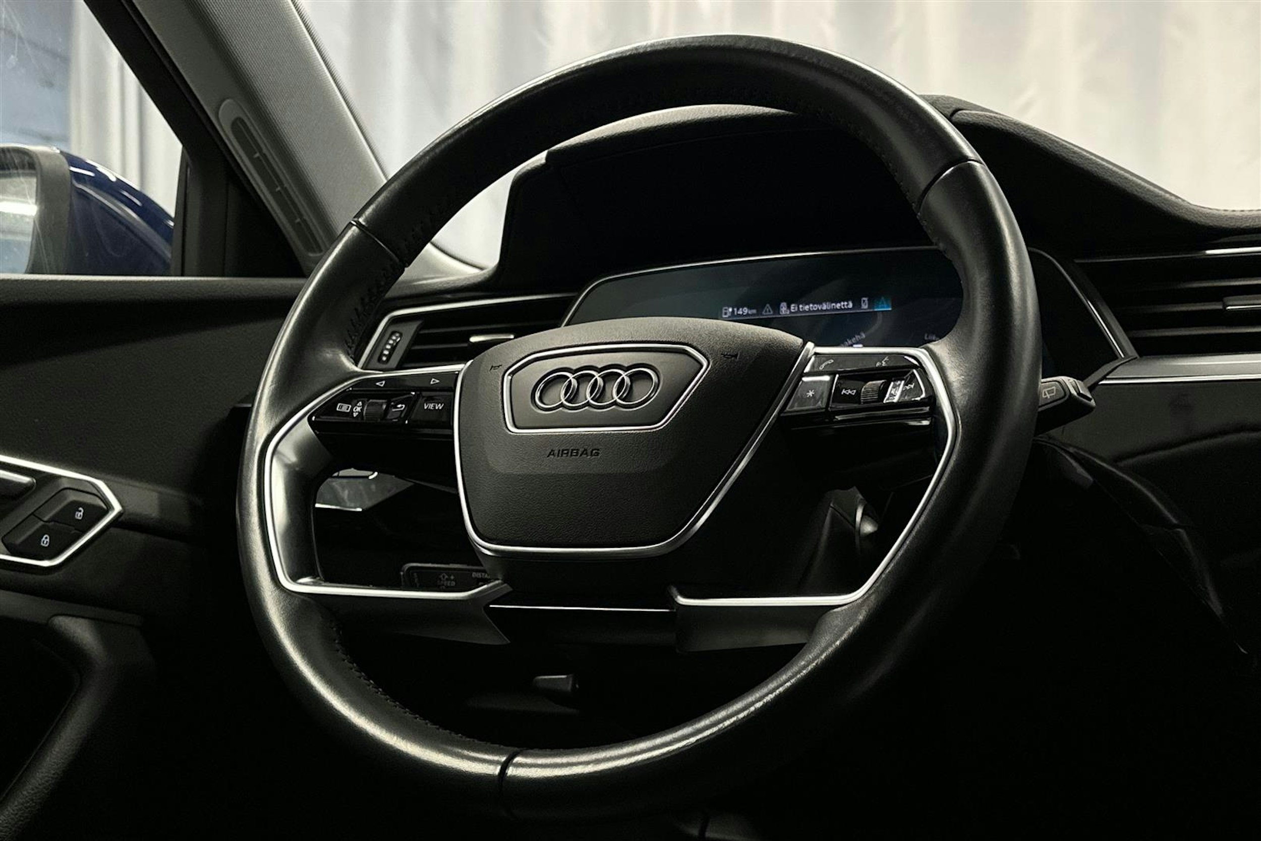 sininen Audi e-tron 2021 kuva 18.