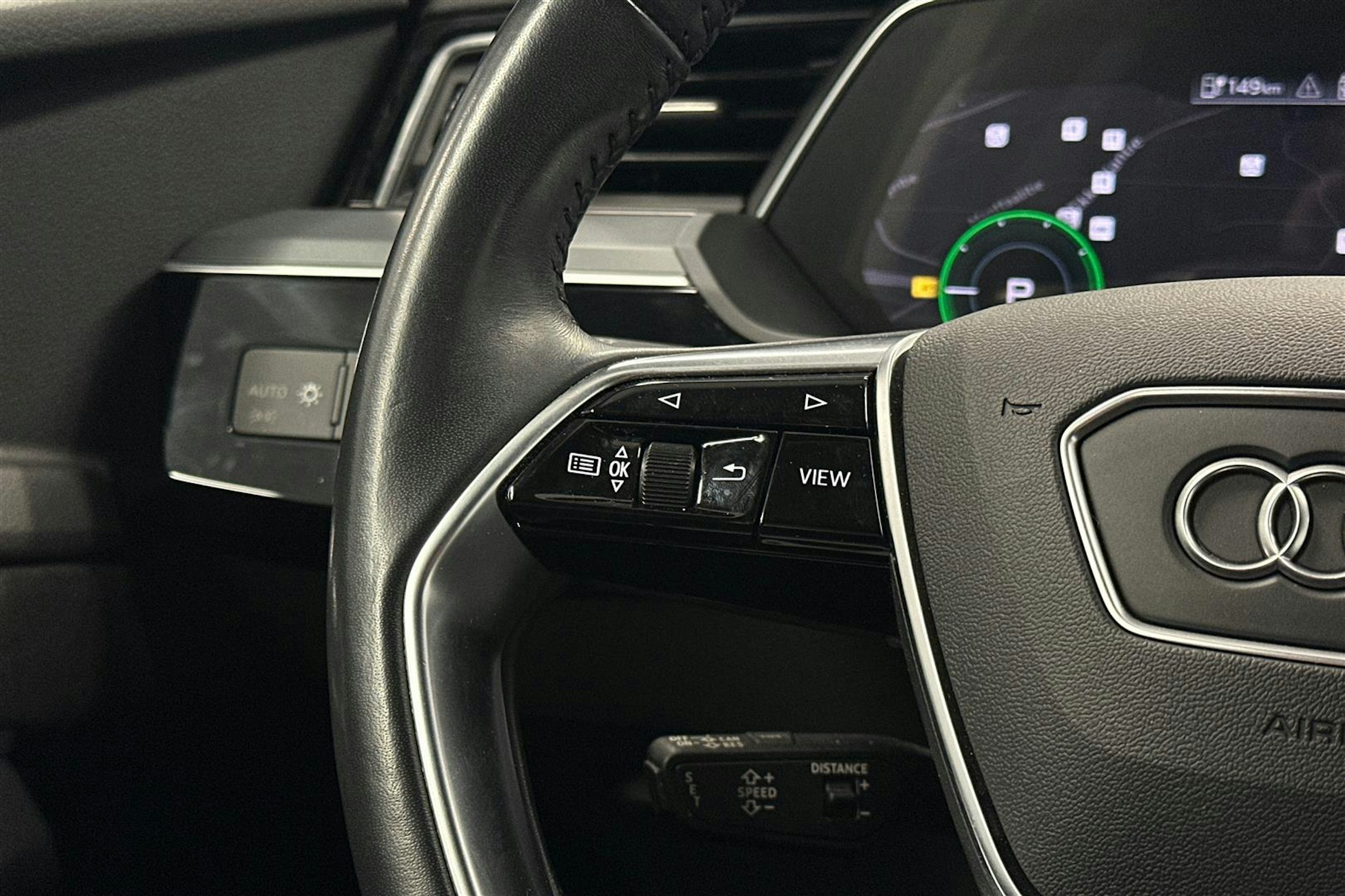 sininen Audi e-tron 2021 kuva 19.