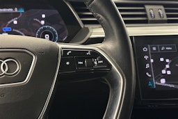 sininen Audi e-tron 2021 kuva 20.