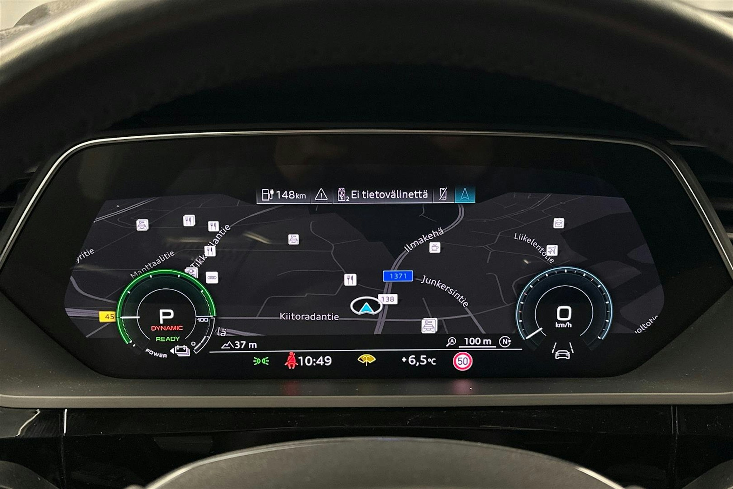 sininen Audi e-tron 2021 kuva 22.