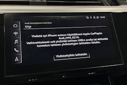 sininen Audi e-tron 2021 kuva 24.