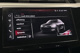 sininen Audi e-tron 2021 kuva 25.