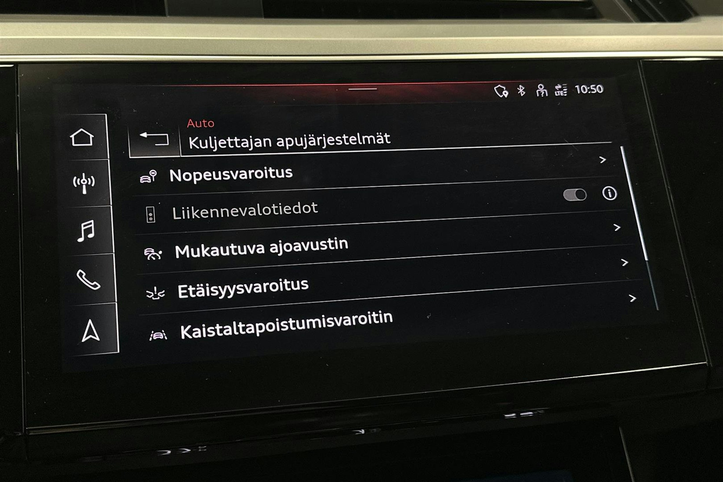 sininen Audi e-tron 2021 kuva 27.