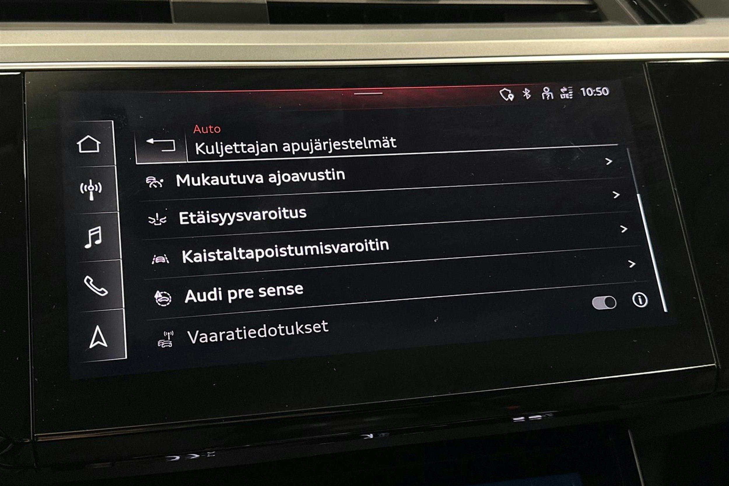 sininen Audi e-tron 2021 kuva 28.