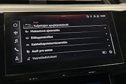 sininen Audi e-tron 2021 kuva 28.