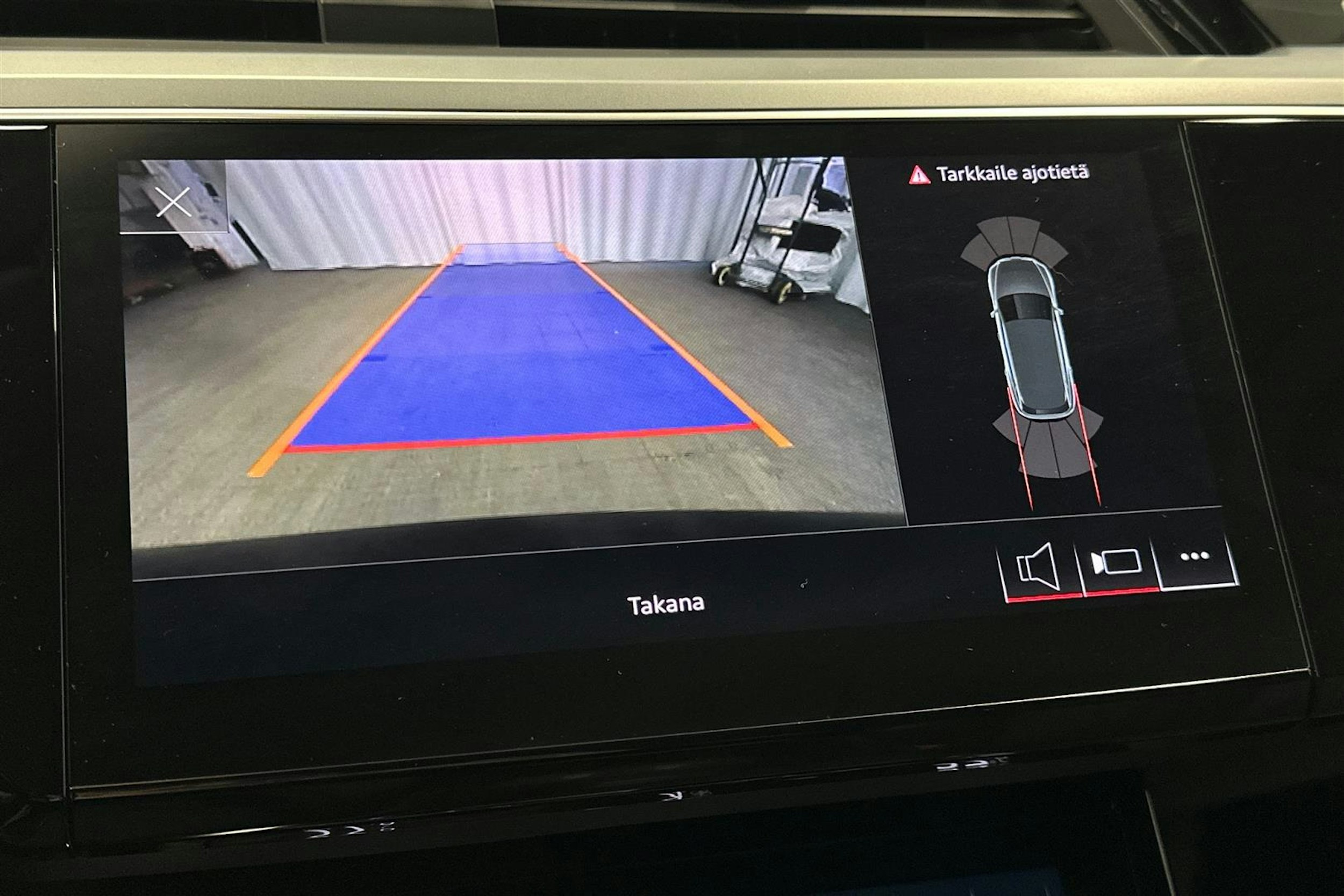 sininen Audi e-tron 2021 kuva 29.