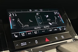 sininen Audi e-tron 2021 kuva 30.