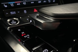 sininen Audi e-tron 2021 kuva 31.