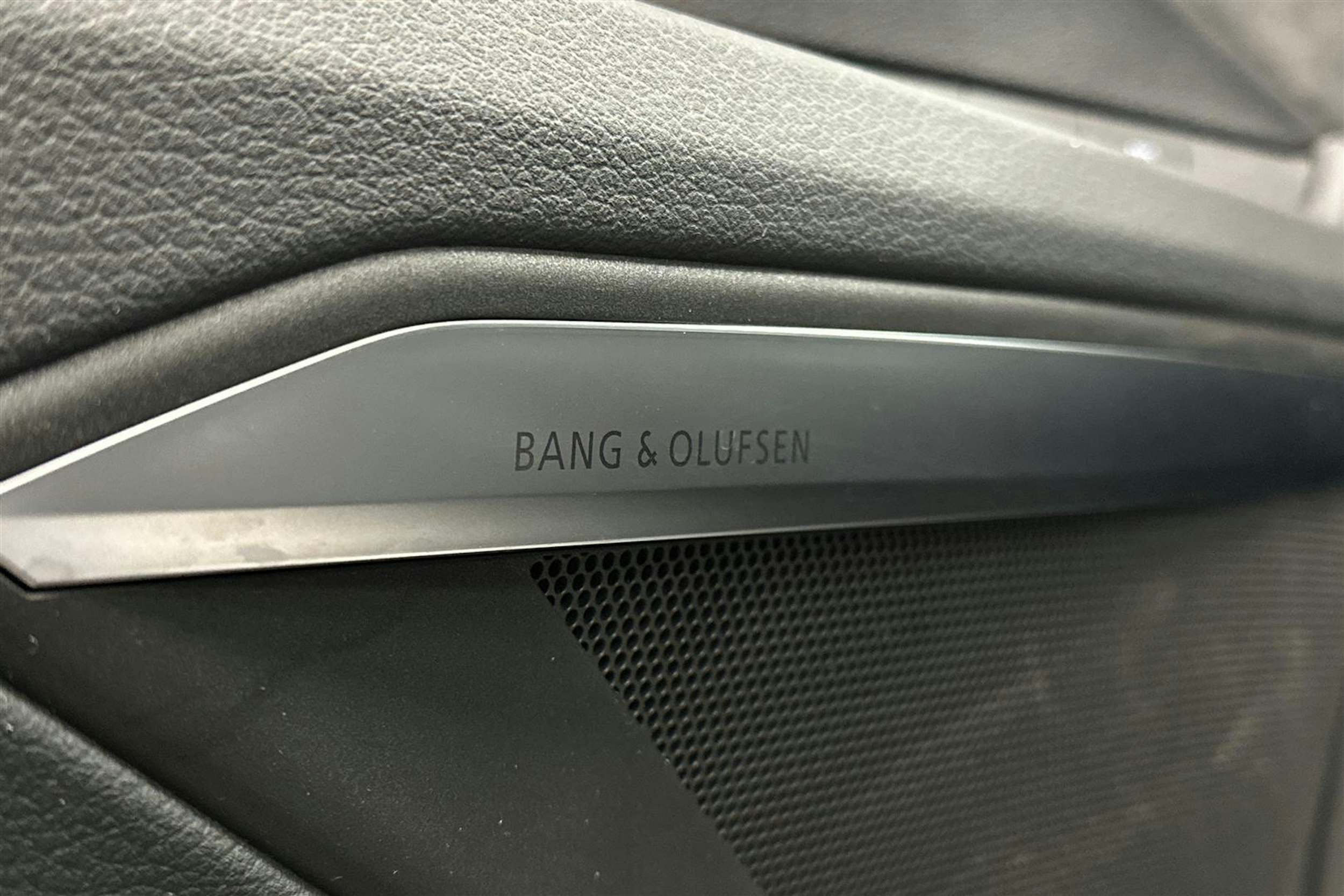 sininen Audi e-tron 2021 kuva 32.