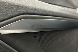 sininen Audi e-tron 2021 kuva 32.