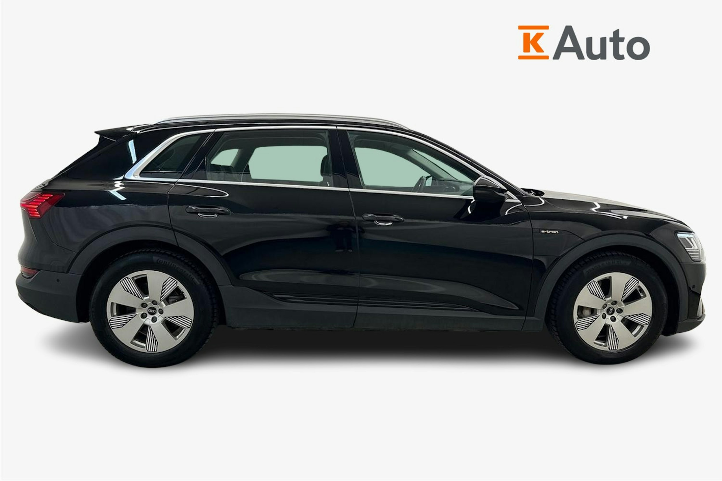 musta Audi e-tron 2021 kuva 6.