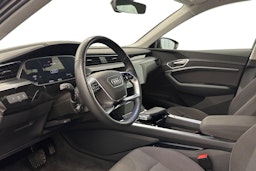 musta Audi e-tron 2021 kuva 7.