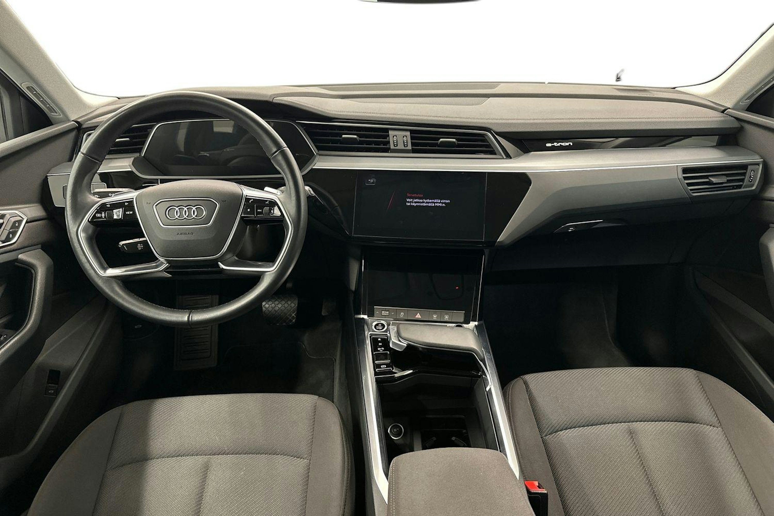 musta Audi e-tron 2021 kuva 9.