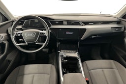 musta Audi e-tron 2021 kuva 9.