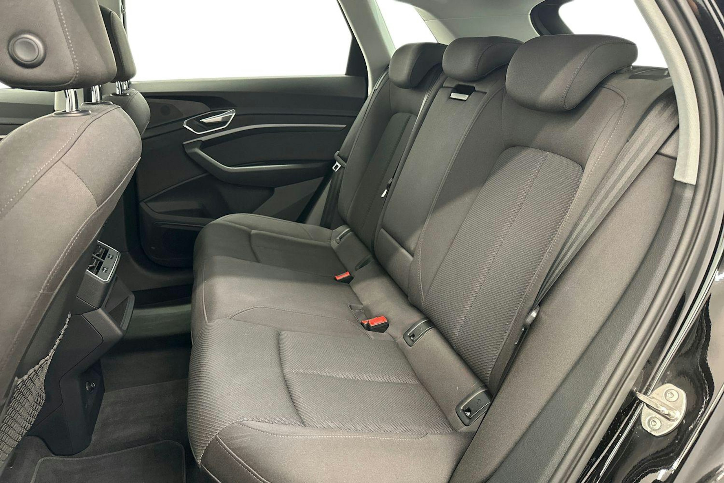 musta Audi e-tron 2021 kuva 10.