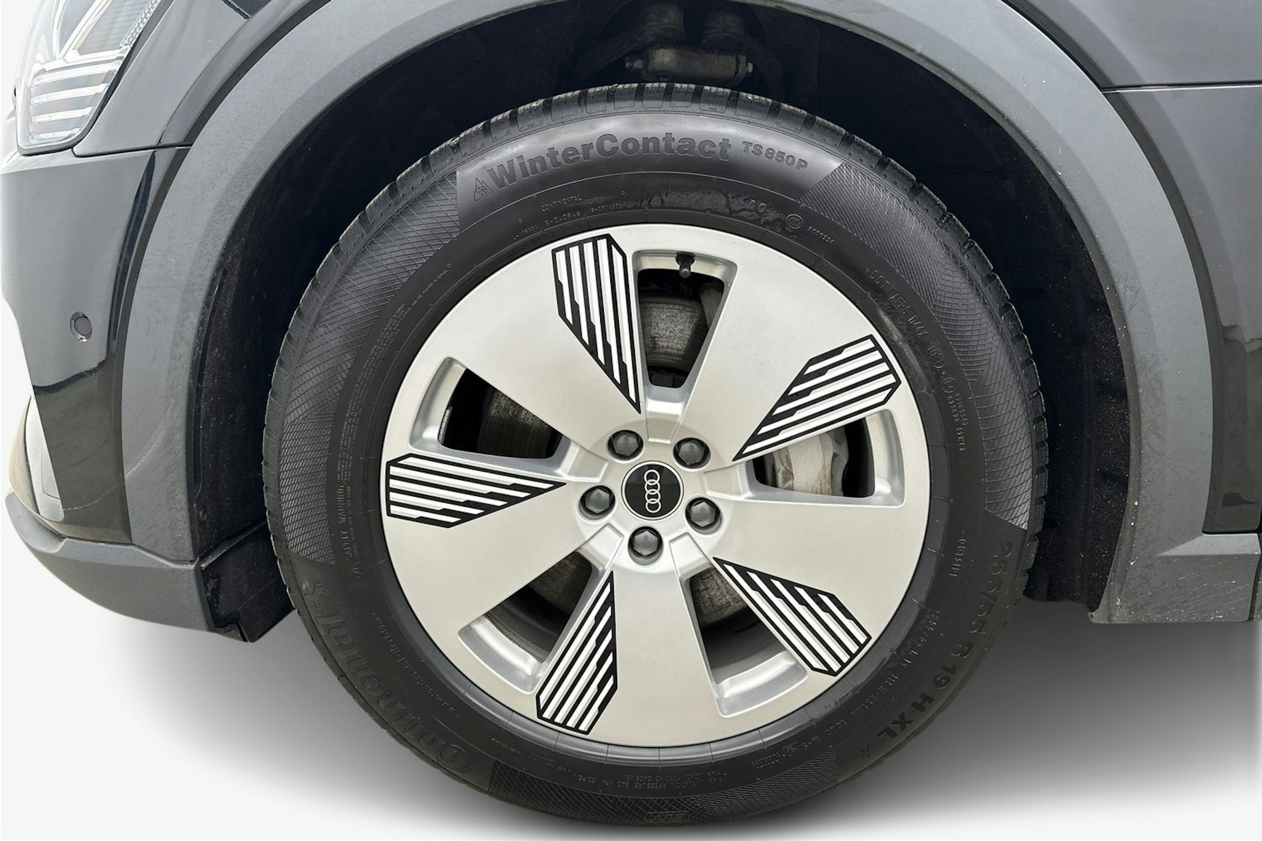 musta Audi e-tron 2021 kuva 11.