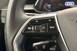 musta Audi e-tron 2021 kuva 14.