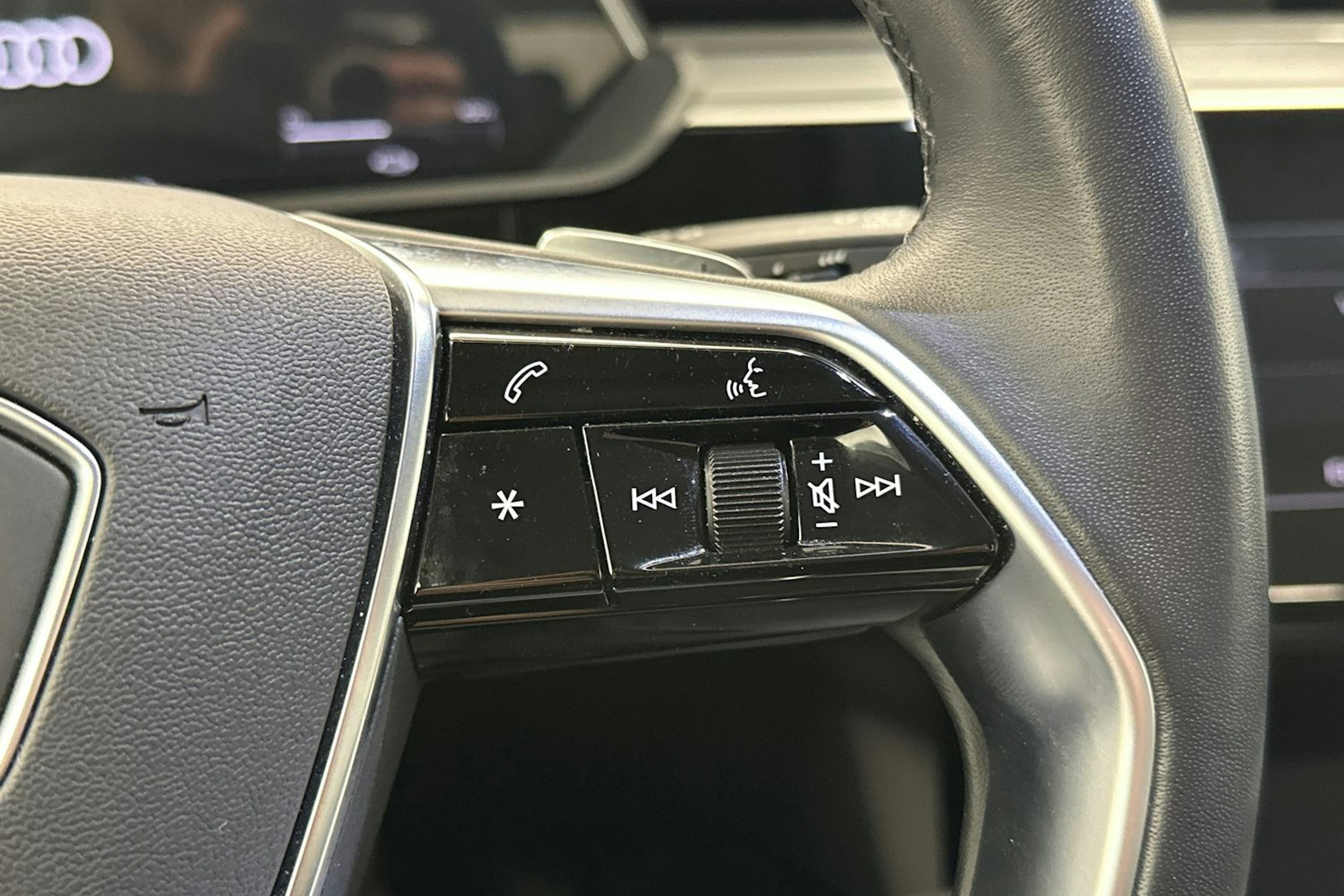 musta Audi e-tron 2021 kuva 15.