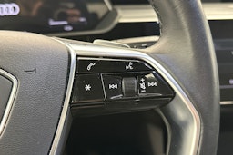 musta Audi e-tron 2021 kuva 15.