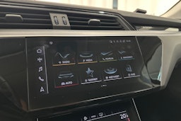 musta Audi e-tron 2021 kuva 16.