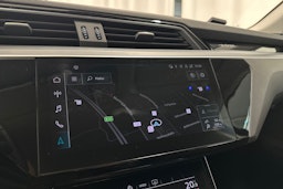 musta Audi e-tron 2021 kuva 18.