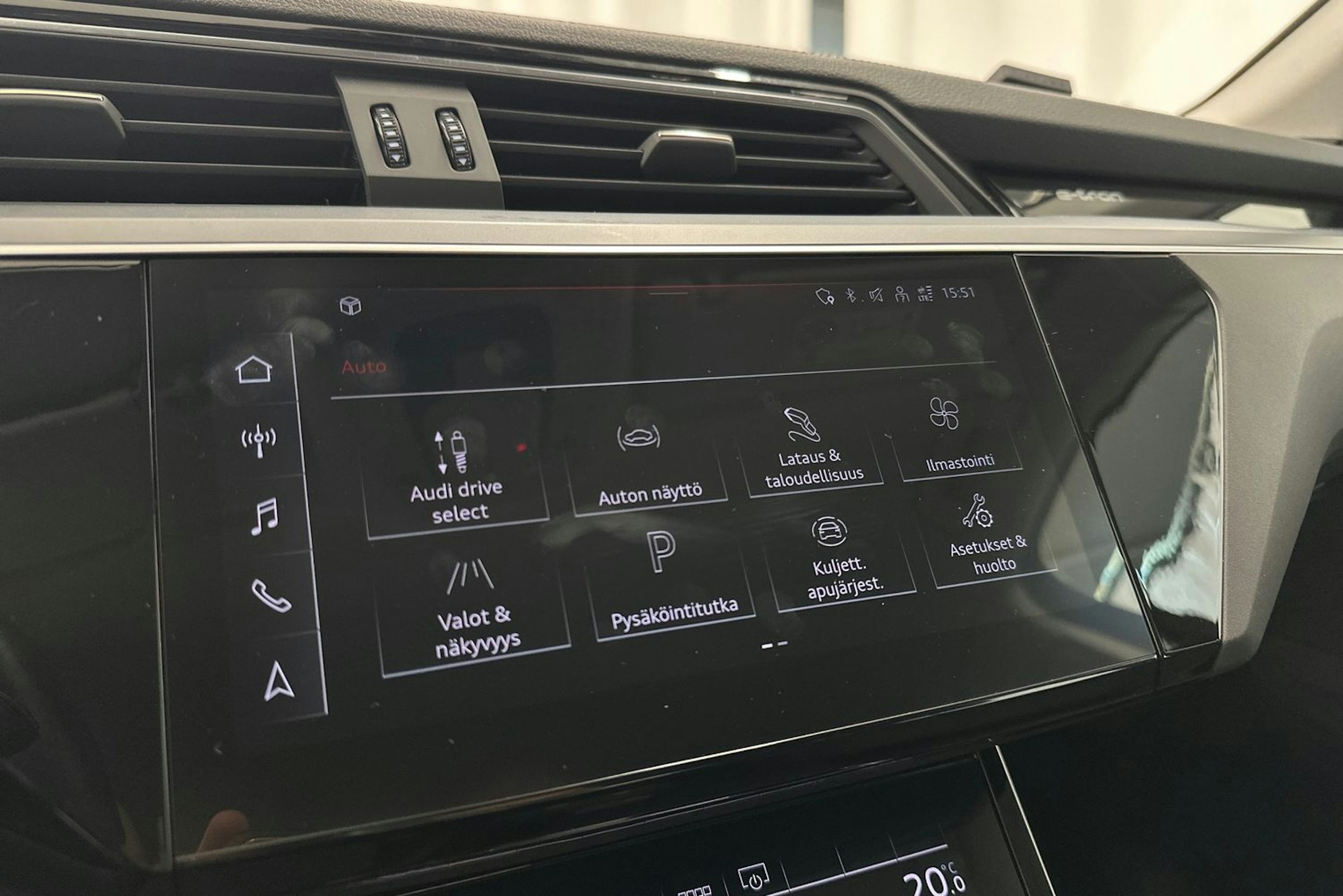 musta Audi e-tron 2021 kuva 19.