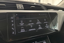 musta Audi e-tron 2021 kuva 19.